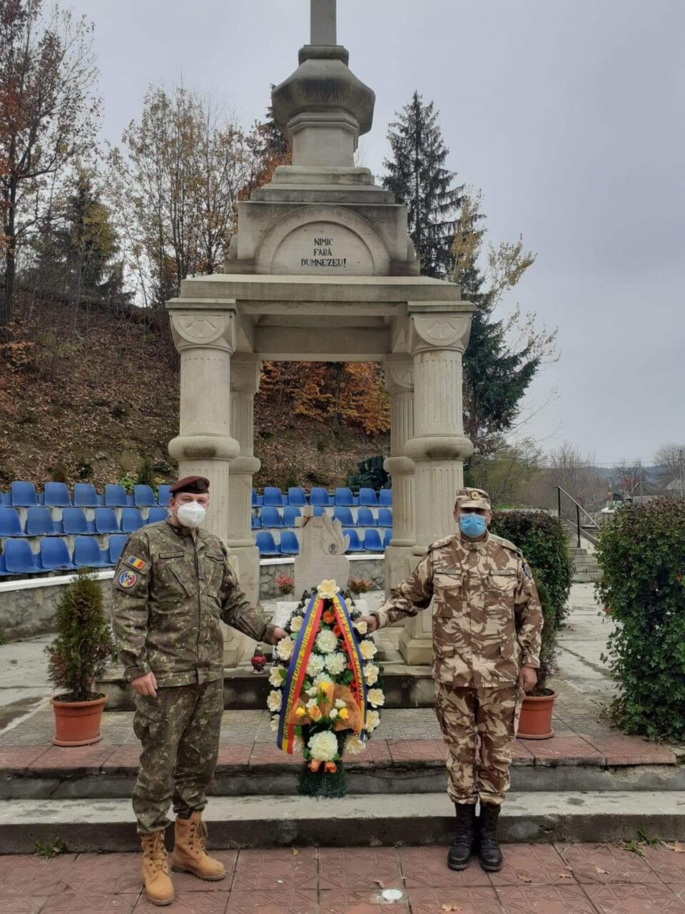 Eroul Ioan Grosaru, omagiat de un camarad mai norocos decât el, care a fost rănit în Afganistan, dar a scăpat cu viață Eroul Ioan Grosaru, omagiat de un camarad mai norocos decât el, care a fost rănit în Afganistan, dar a scăpat cu viață