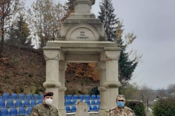 Eroul Ioan Grosaru, omagiat de un camarad mai norocos decât el, care a fost rănit în Afganistan, dar a scăpat cu viață
