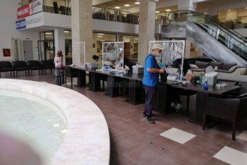 Distribuirea măștilor de protecție pentru categoriile defavorizate s-a făcut o perioadă în incinta Orizont Plaza, de lângă fosta Billa