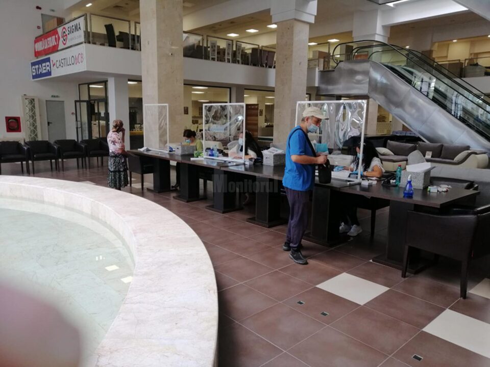 Distribuirea măștilor de protecție pentru categoriile defavorizate s-a făcut o perioadă în incinta Orizont Plaza, de lângă fosta Billa Distribuirea măștilor de protecție pentru categoriile defavorizate s-a făcut o perioadă în incinta Orizont Plaza, de lângă fosta Billa