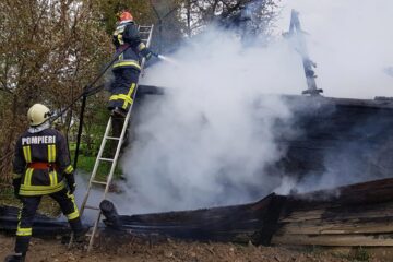 Incendiul izbucnit miercuri dimineață la anexele unei gospodării din localitatea Mitocu Dragomirnei
