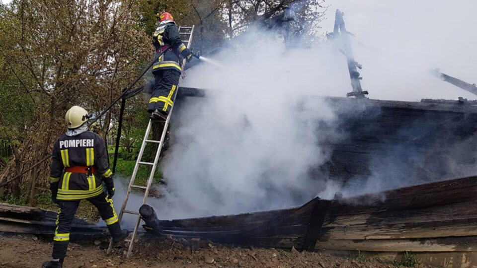 Incendiul izbucnit miercuri dimineață la anexele unei gospodării din localitatea Mitocu Dragomirnei Incendiul izbucnit miercuri dimineață la anexele unei gospodării din localitatea Mitocu Dragomirnei