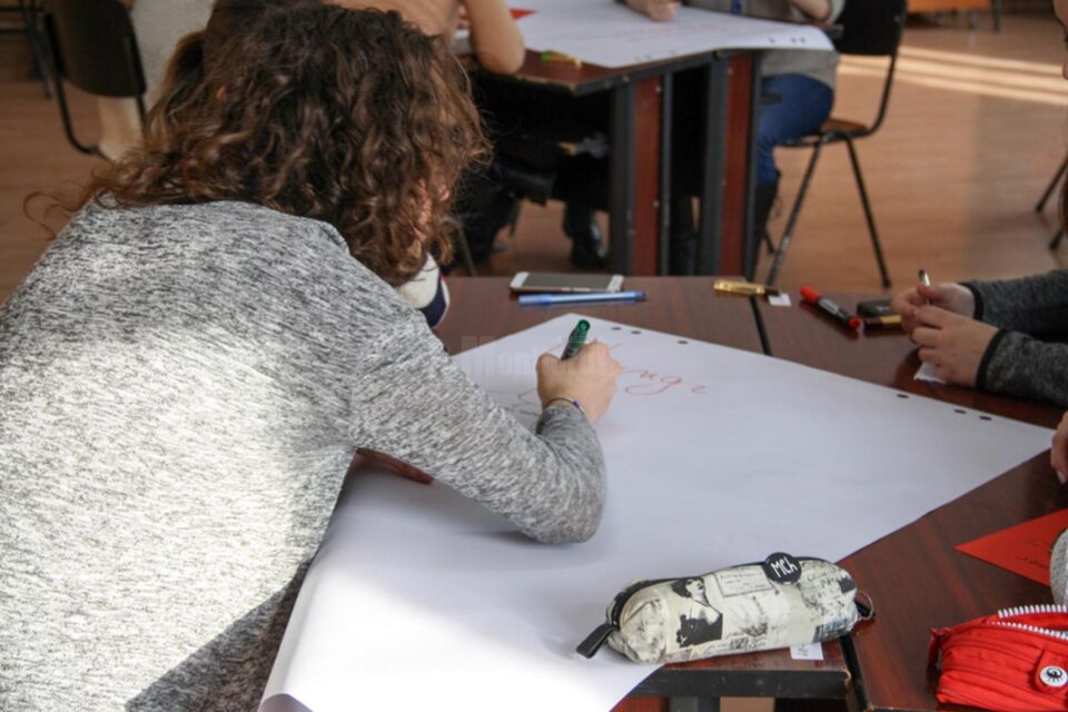 Cum se calculează mediile elevilor după ce Ministerul Educației a anulat tezele pentru tot acest an școlar Cum se calculează mediile elevilor după ce Ministerul Educației a anulat tezele pentru tot acest an școlar