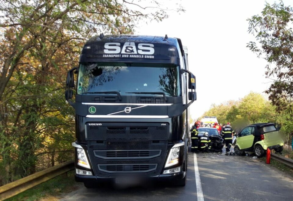 Un bărbat a ajuns la spital, după ce două mașini s-au ciocnit la Cornu Luncii