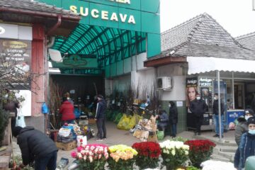 Intrarea principală și cele laterlale sunt blocate, creând impresia cumpărătorilor că piața este închisă