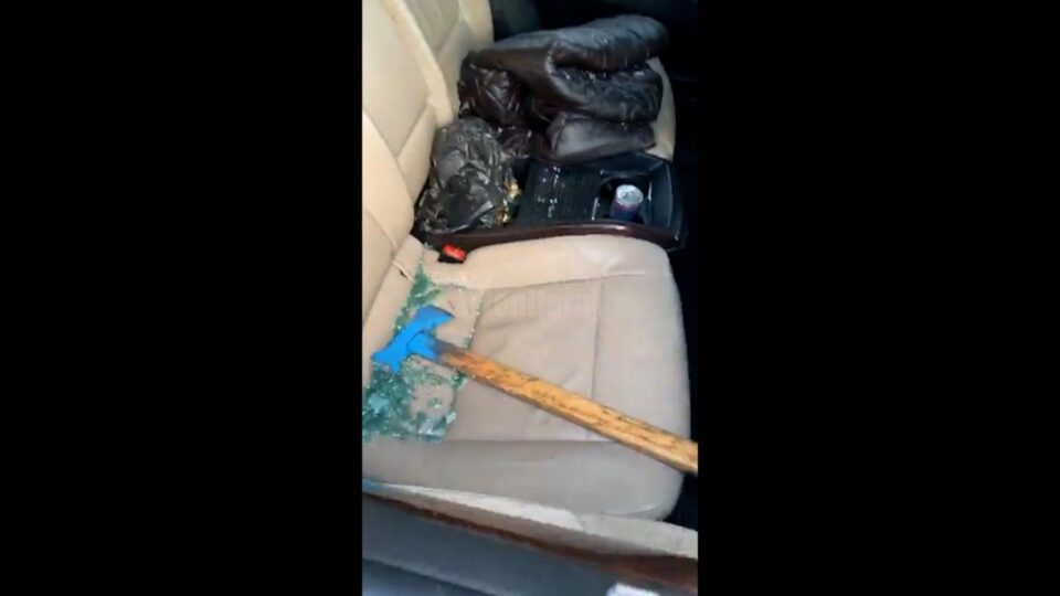 Toporul care a fost aruncat prin geamul mașinii