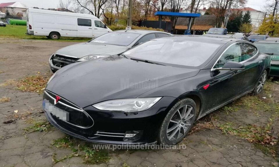 Autoturism Tesla dat în consemn în Europa, descoperit la Marginea
