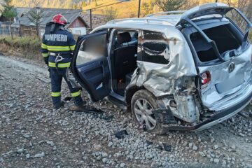 Unul dintre autoturismele distruse în accident