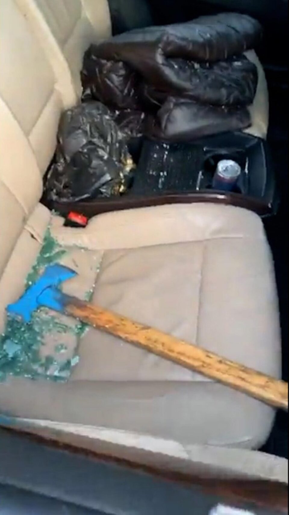 Toporul care a fost aruncat prin geamul mașinii