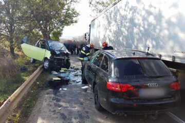 În urma impactului dintre vehicule, autoturismul Smart a fost proiectat pe balustrada drumului