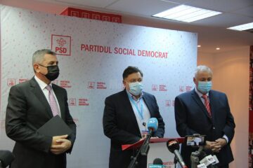 Alexandru Rafila (centru) consideră că România a ajuns într-un moment critic al pandemiei