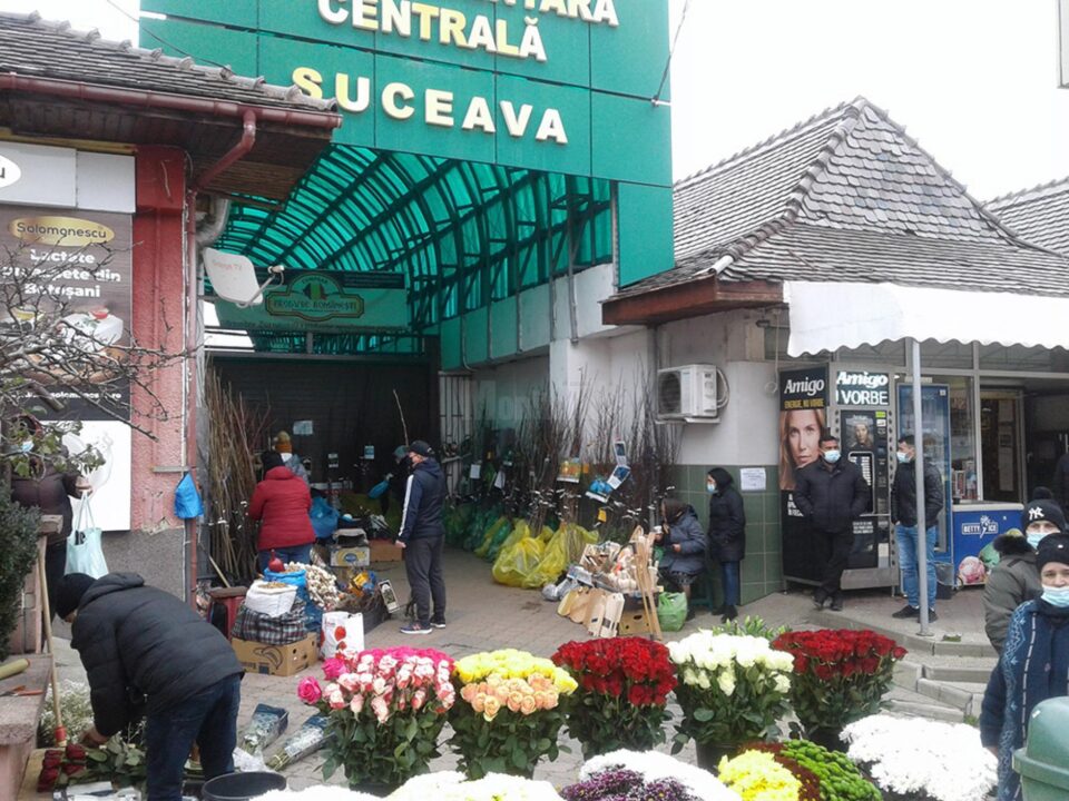 Intrarea principală și cele laterale sunt blocate, creând impresia cumpărătorilor că piața este închisă