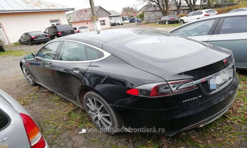 Autoturism Tesla dat în consemn în Europa, descoperit la Marginea
