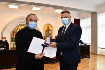 Emblema de onoare oferită preotului militar Radu Șerban Nicolau