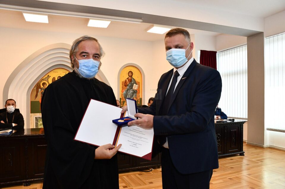 Emblema de onoare oferită preotului militar Radu Șerban Nicolau