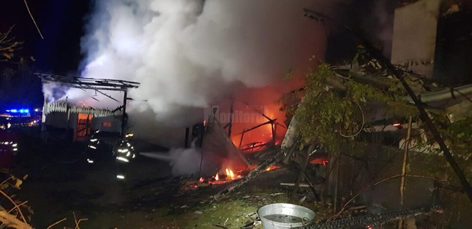 Flăcările au cuprins rapid și distrus anexele și acoperișul locuinței bătrânului de 77 de ani