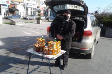 Un singur producator de miere de albine a expus sambata in piata volanta organizata in centrul orasului