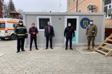 Spitalul din Vatra Dornei a primit două construcții modulare pentru triajul pacienților