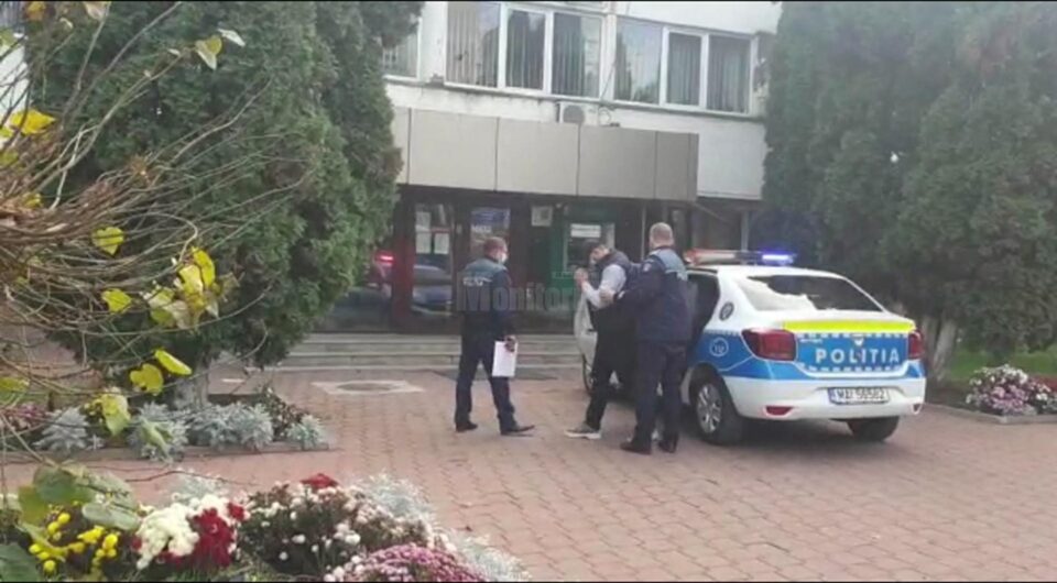 Individul care a aruncat cu un ciocan în mașina unui activist de mediu, reținut de polițiști