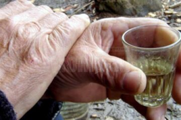 A murit pe terasa barului unde băuse ultima vodcă