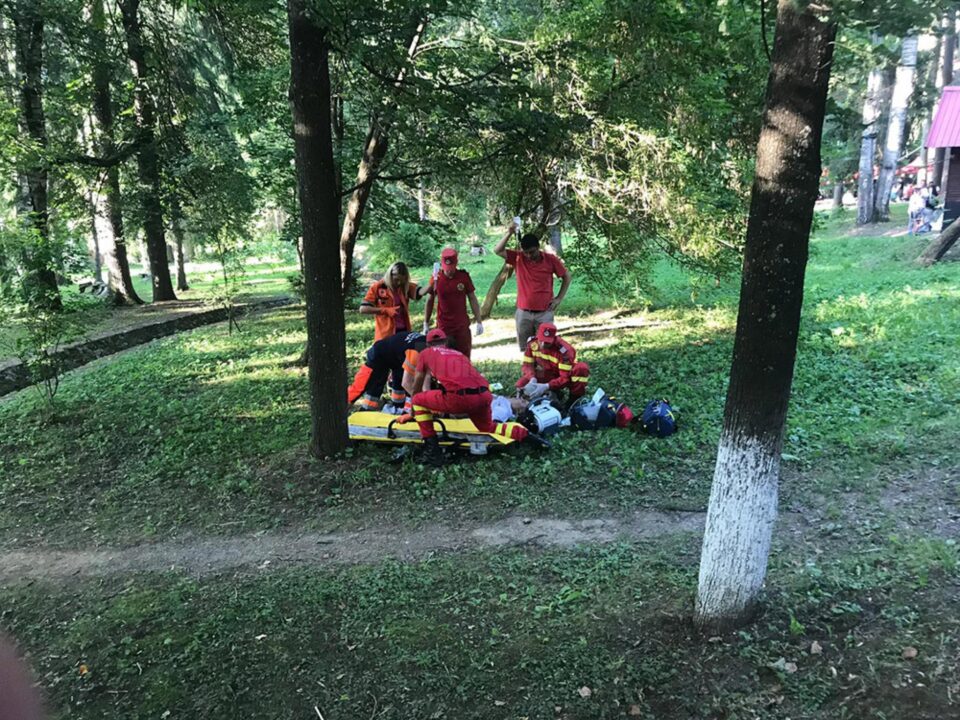 Intervenția brutală s-a soldat cu decesul bărbatului și toate încercările de resuscitare efectuate de echipajele medicale sosite la fața locului s-au dovedit inutile Intervenția brutală s-a soldat cu decesul bărbatului și toate încercările de resuscitare efectuate de echipajele medicale sosite la fața locului s-au dovedit inutile