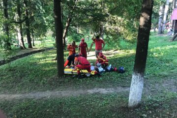 Intervenția brutală s-a soldat cu decesul bărbatului și toate încercările de resuscitare efectuate de echipajele medicale sosite la fața locului s-au dovedit inutile