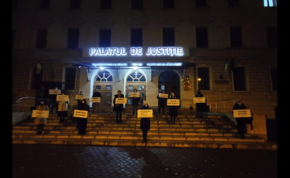 Avocați stagiari suceveni au protestat față de subiectele de la definitivat, ”ilogice și fără sens” Avocați stagiari suceveni au protestat față de subiectele de la definitivat, ”ilogice și fără sens”