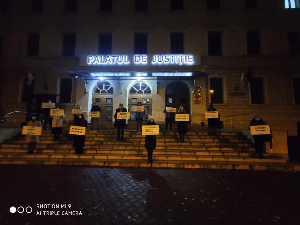 Avocați suceveni stagiari au protestat, marți seară, în fața sediului Palatului de Justiție Suceava Avocați suceveni stagiari au protestat, marți seară, în fața sediului Palatului de Justiție Suceava