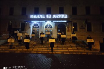 Avocați suceveni stagiari au protestat, marți seară, în fața sediului Palatului de Justiție Suceava