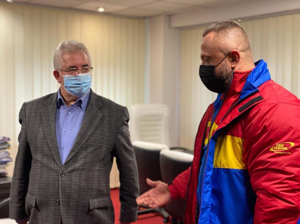 Dorel Toma și Cristi Mihai Tcaciuc au primit premiile oferite de municipalitatea suceveană din partea primarului Ion Lungu și a viceprimarului Lucian Harșovschi 4