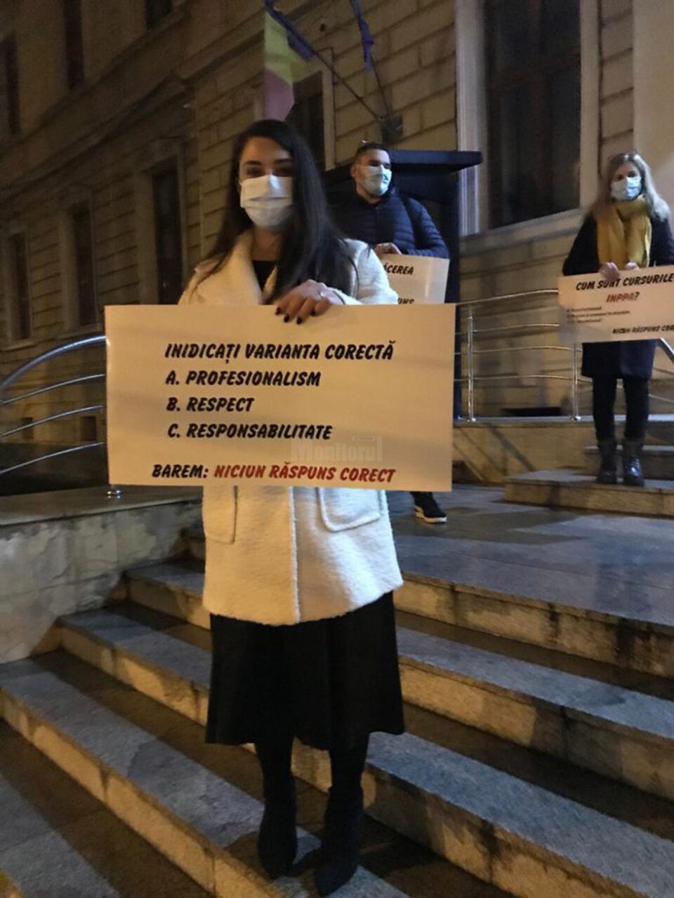 Avocați suceveni stagiari au protestat, marți seară, în fața sediului Palatului de Justiție Suceava