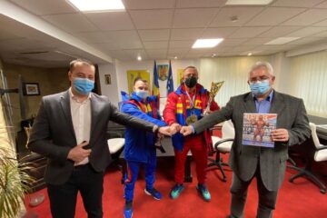 Dorel Toma și Cristi Mihai Tcaciuc au primit premiile oferite de municipalitatea suceveană din partea primarului Ion Lungu și a viceprimarului Lucian Harșovschi