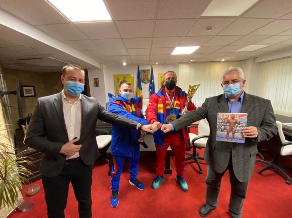 Dorel Toma și Cristi Mihai Tcaciuc au primit premiile oferite de municipalitatea suceveană din partea primarului Ion Lungu și a viceprimarului Lucian Harșovschi