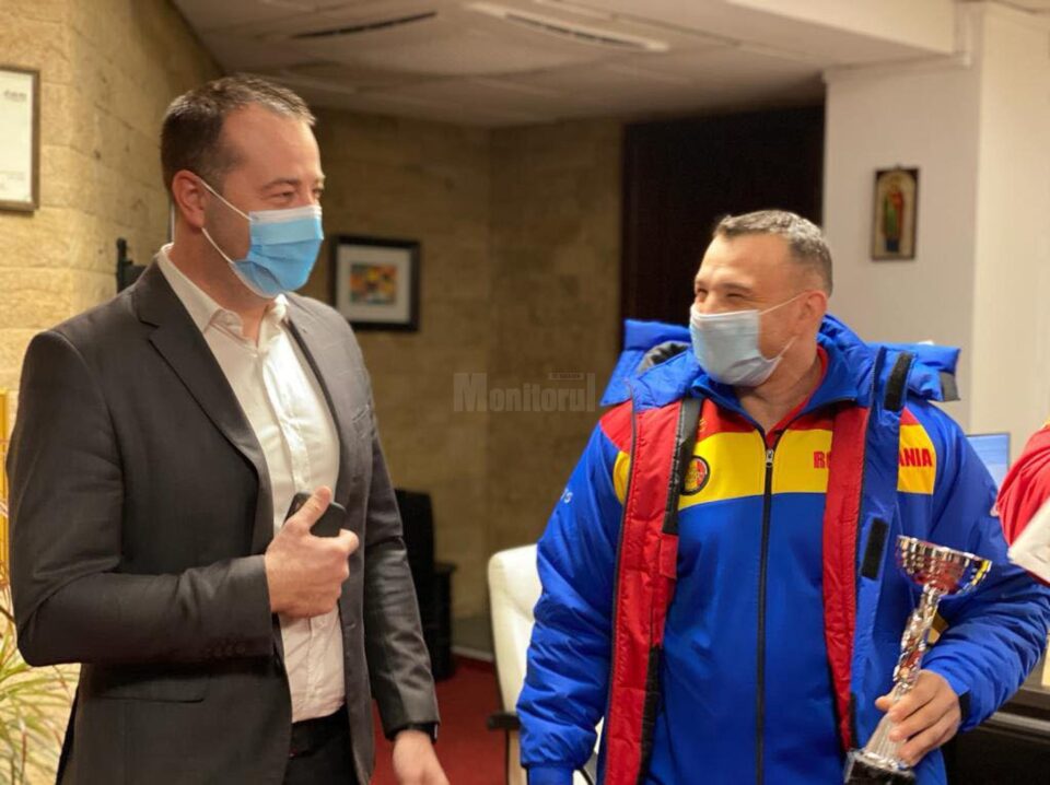 Dorel Toma și Cristi Mihai Tcaciuc au primit premiile oferite de municipalitatea suceveană din partea primarului Ion Lungu și a viceprimarului Lucian Harșovschi 3