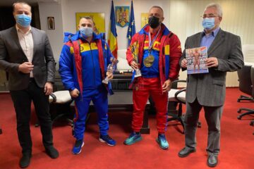 Dorel Toma și Cristi Mihai Tcaciuc au primit premiile oferite de municipalitatea suceveană din partea primarului Ion Lungu și a viceprimarului Lucian Harșovschi