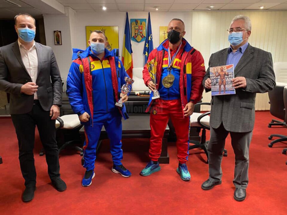 Dorel Toma și Cristi Mihai Tcaciuc au primit premiile oferite de municipalitatea suceveană din partea primarului Ion Lungu și a viceprimarului Lucian Harșovschi