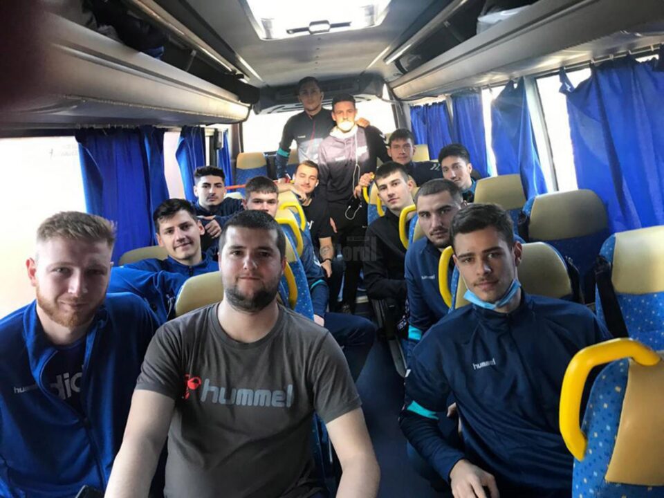 Handbaliștii pregătiți de Ioan Tcaciuc au plecat la Turda nerăbdători să înceapă competiția