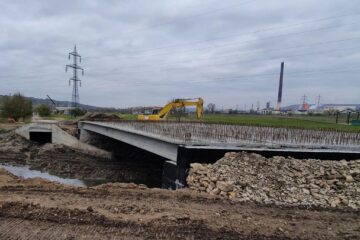 Podul de peste Pârâul Cetății, din cadrul proiectului Ruta Alternativă Suceava-Botoșani care face legătura cu porțiunea dată în folosință odată cu Podul Unirii