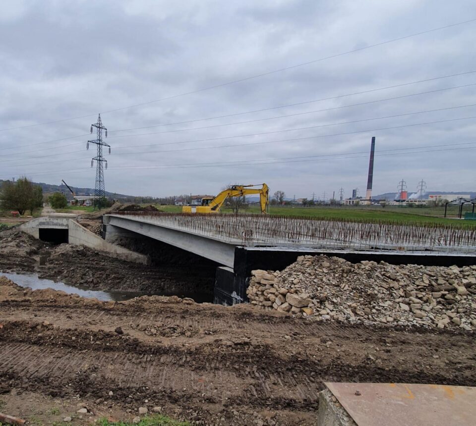 Podul de peste Pârâul Cetății, din cadrul proiectului Ruta Alternativă Suceava-Botoșani care face legătura cu porțiunea dată în folosință odată cu Podul Unirii