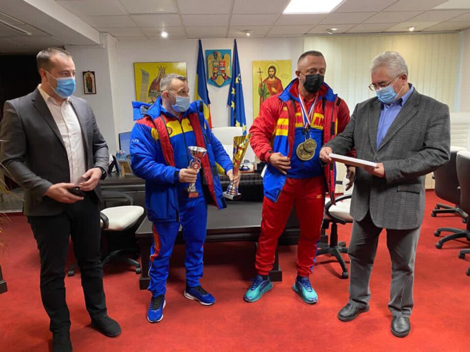 Dorel Toma și Cristi Mihai Tcaciuc au primit premiile oferite de municipalitatea suceveană din partea primarului Ion Lungu și a viceprimarului Lucian Harșovschi