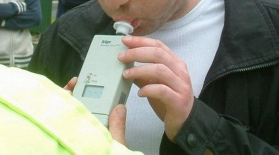 Prins la volan, mort de beat, ziua în amiaza mare, în municipiul Suceava Prins la volan, mort de beat, ziua în amiaza mare, în municipiul Suceava