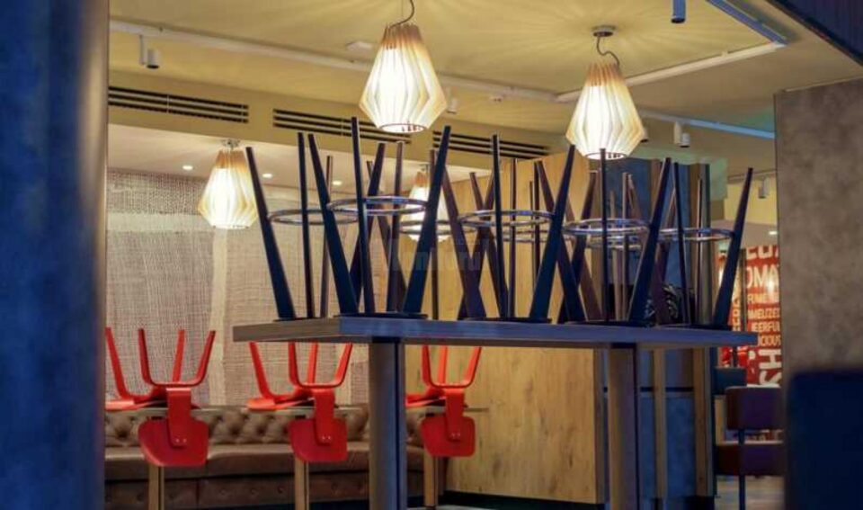 Restaurantele la interior se inchid sau functioneaza la 30 la suta din capacitate