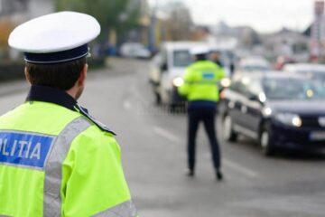 Un noian de infracțiuni, descoperit de polițiști la oprirea unei mașini conduse de un tânăr