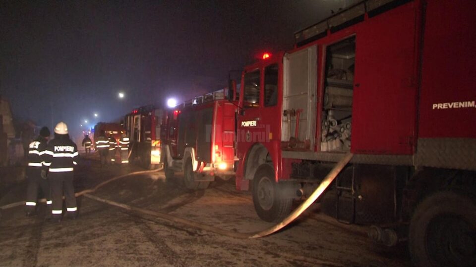 11 autospeciale cu apă au fost mobilizate la fața locului