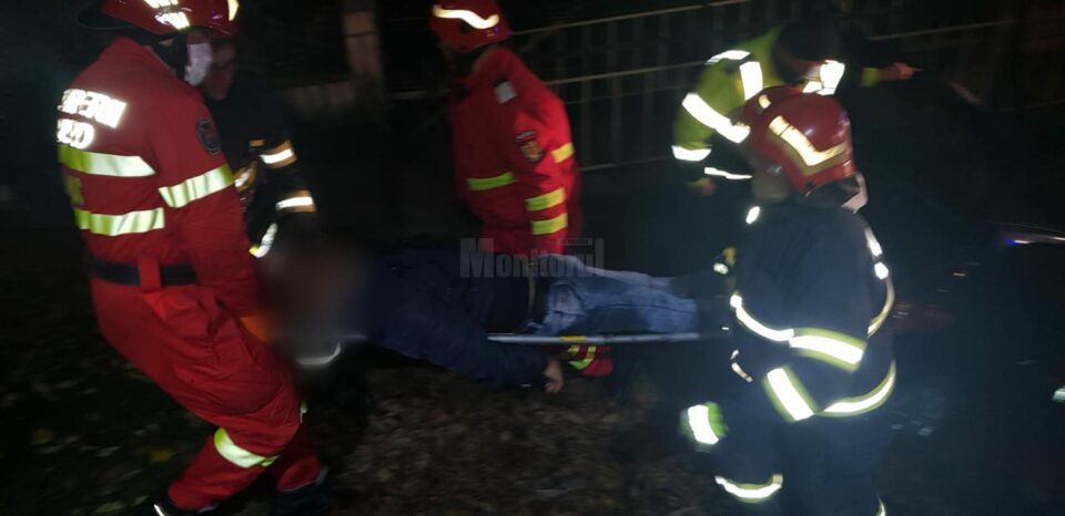 Mașină răsturnată în albia unui pârâu. Șoferul, găsit încarcerat, prins sub bord