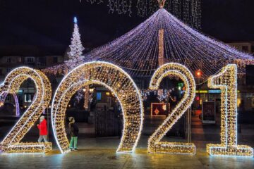 Municipiul Suceava, pregătit de sărbătorile de iarnă, cu mii de decorațiuni luminoase