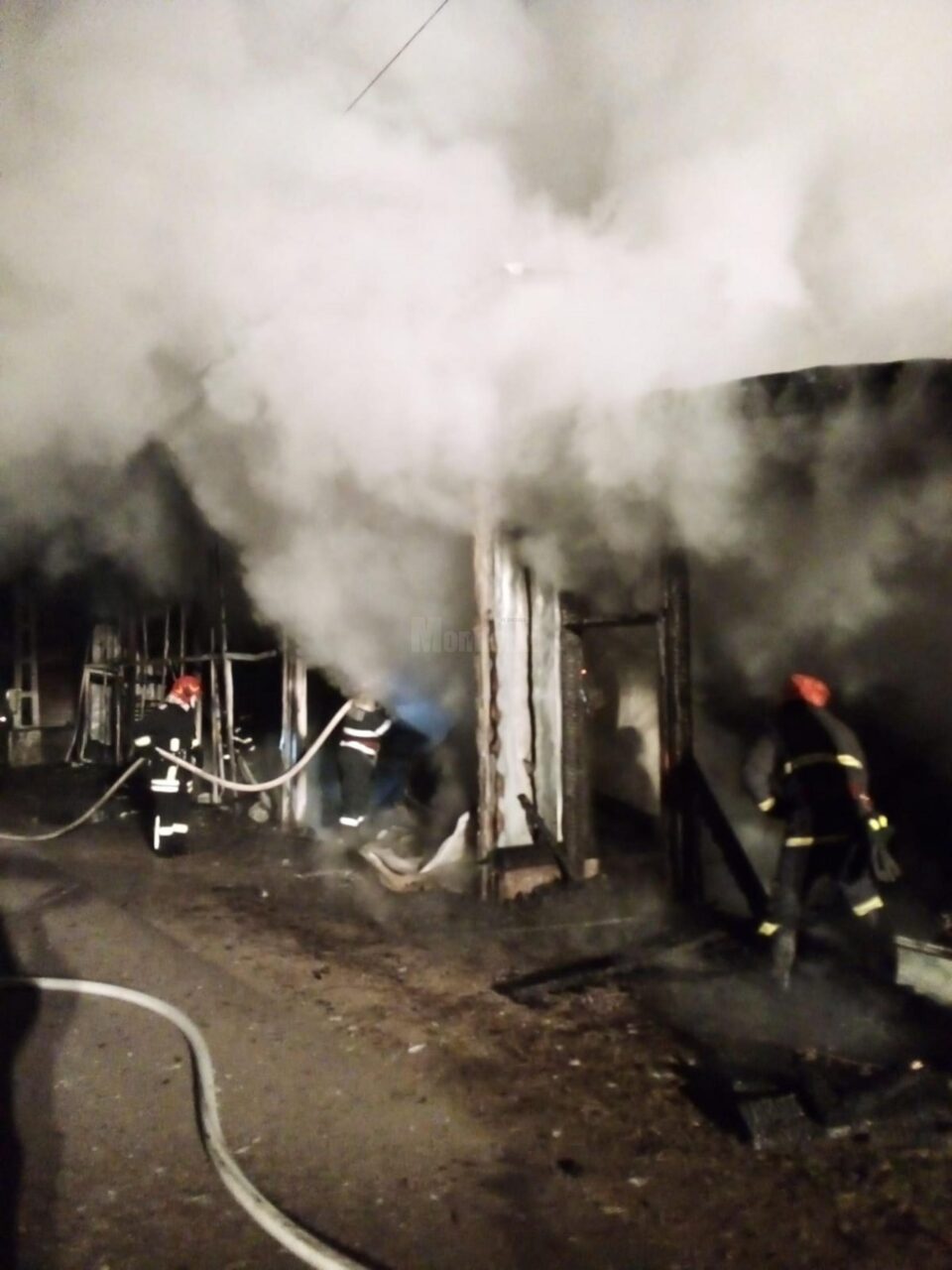 Interiorul a fost complet distrus, arzând și patru autoturisme