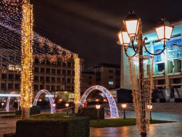 Municipiul Suceava, pregătit de sărbătorile de iarnă, cu mii de decorațiuni luminoase