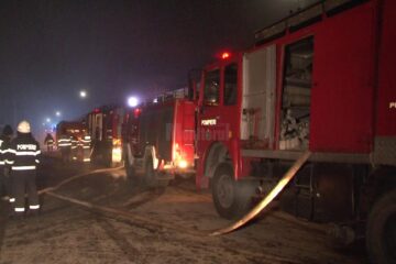 11 autospeciale cu apă au fost mobilizate la fața locului