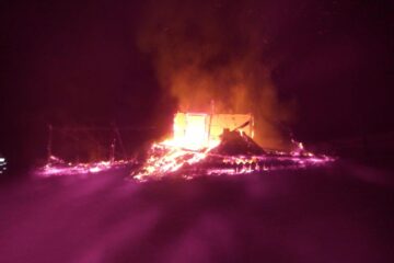 Incendiu la o gospodărie greu accesibilă, destinată creșterii animalelor
